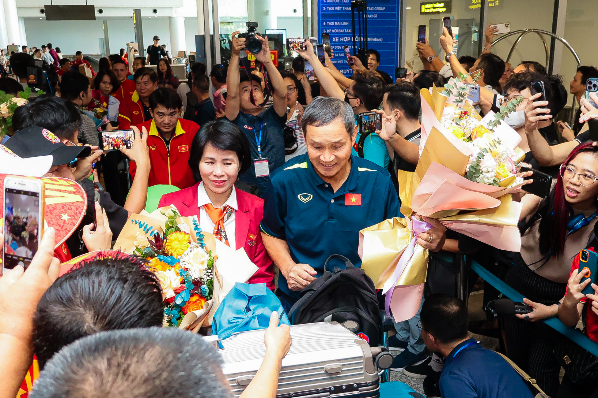 HLV Mai Đức Chung cùng nữ tuyển thủ rạng ngời trở về sau hành trình World Cup lịch sử - Ảnh 1.