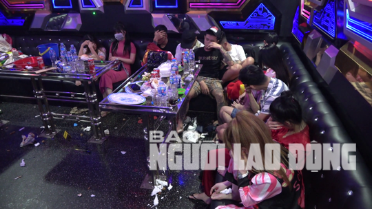CLIP: Nhiều cô gái trẻ vội che mặt trong phòng karaoke ở Tiền Giang - Ảnh 5. CLIP: Nhiều cô gái trẻ vội che mặt trong phòng karaoke ở Tiền Giang - Ảnh 5.