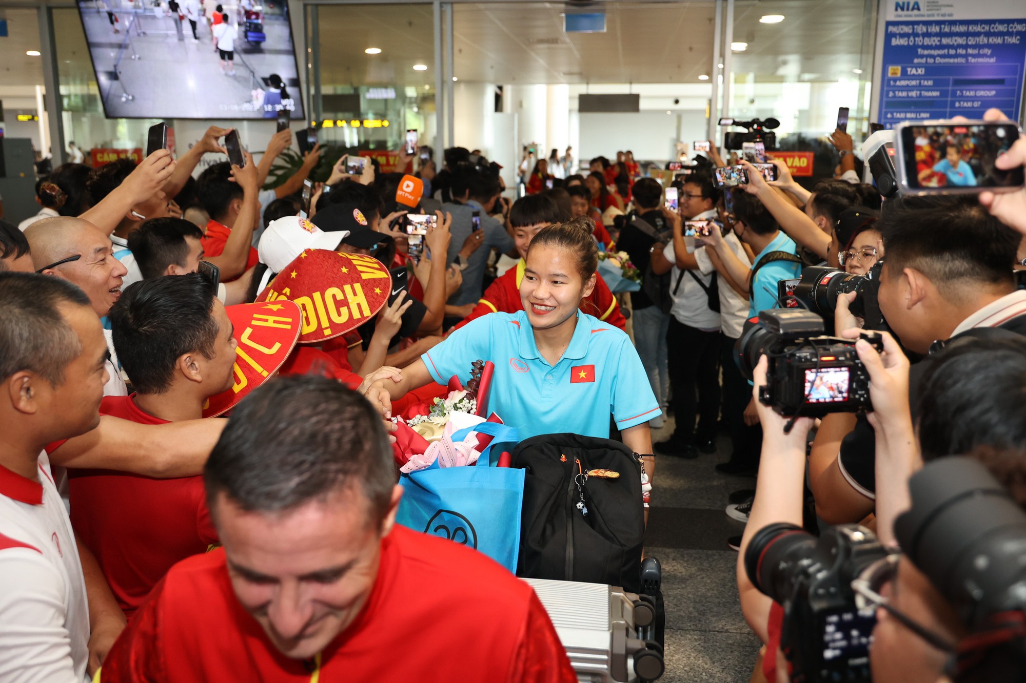 HLV Mai Đức Chung cùng nữ tuyển thủ rạng ngời trở về sau hành trình World Cup lịch sử - Ảnh 3.