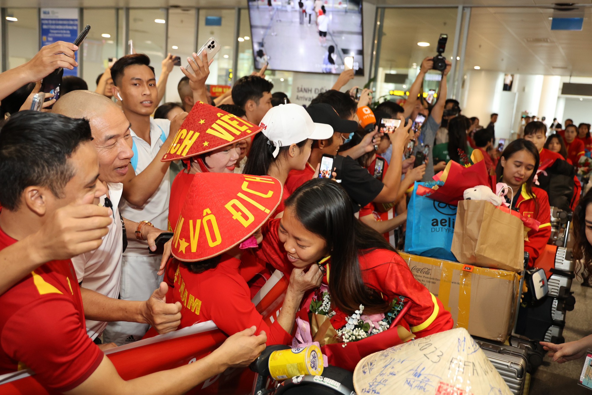HLV Mai Đức Chung cùng nữ tuyển thủ rạng ngời trở về sau hành trình World Cup lịch sử - Ảnh 7.