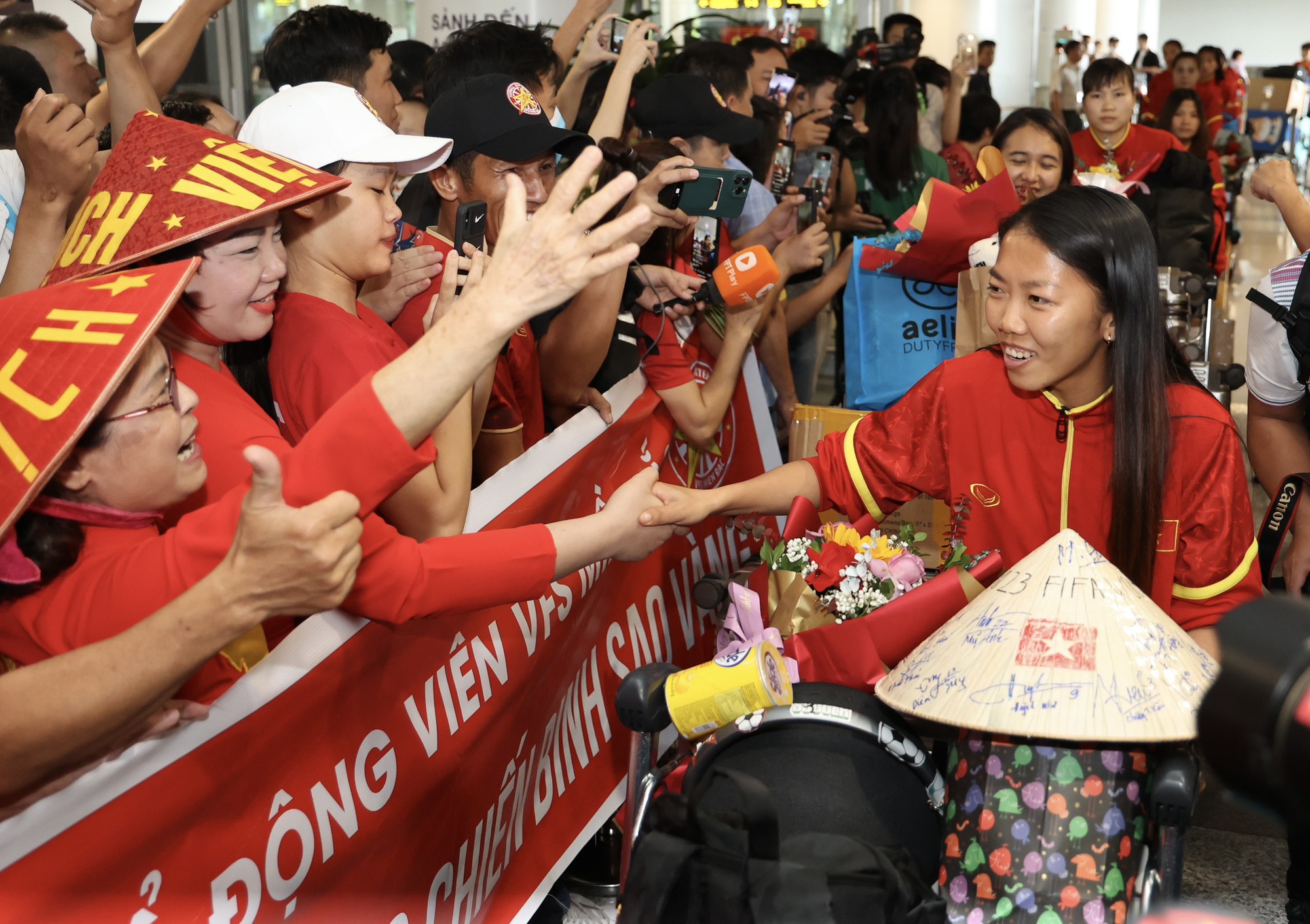 HLV Mai Đức Chung cùng nữ tuyển thủ rạng ngời trở về sau hành trình World Cup lịch sử - Ảnh 8.