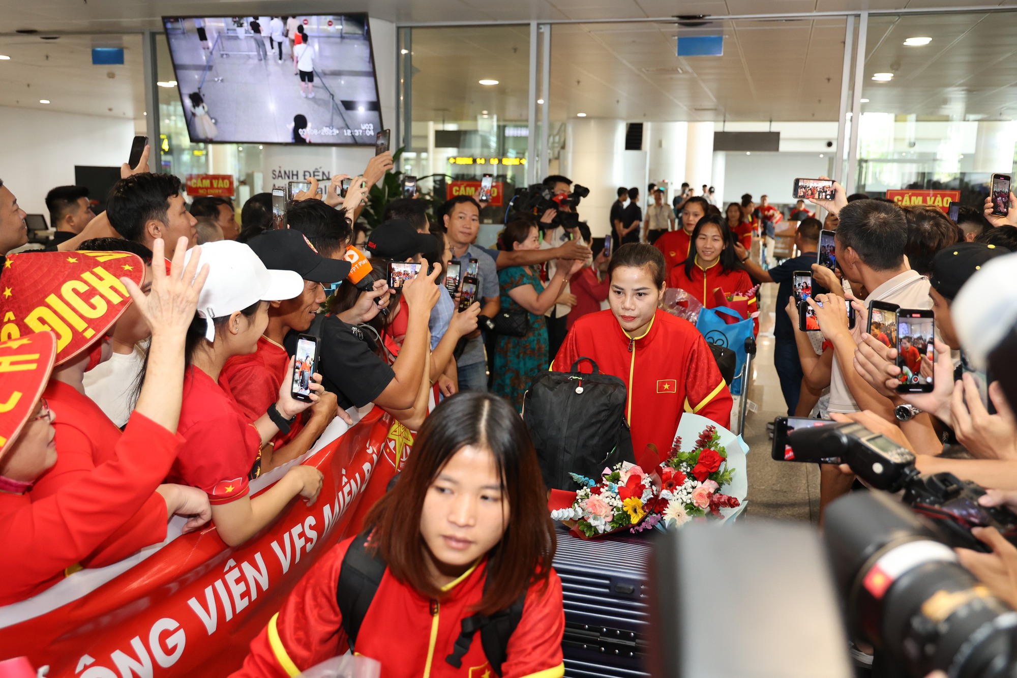 HLV Mai Đức Chung cùng nữ tuyển thủ rạng ngời trở về sau hành trình World Cup lịch sử - Ảnh 5.