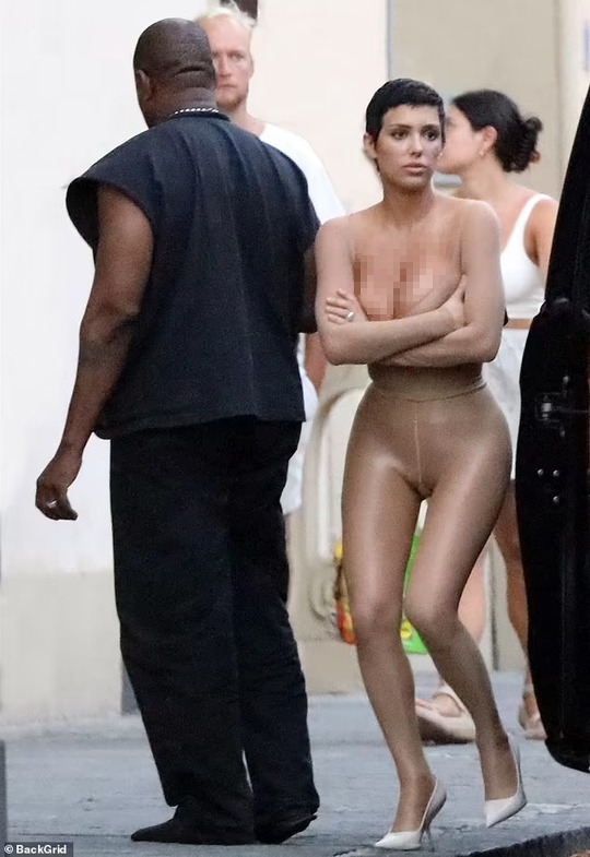 Kanye West's shocking antics with his wife - Photo 1.