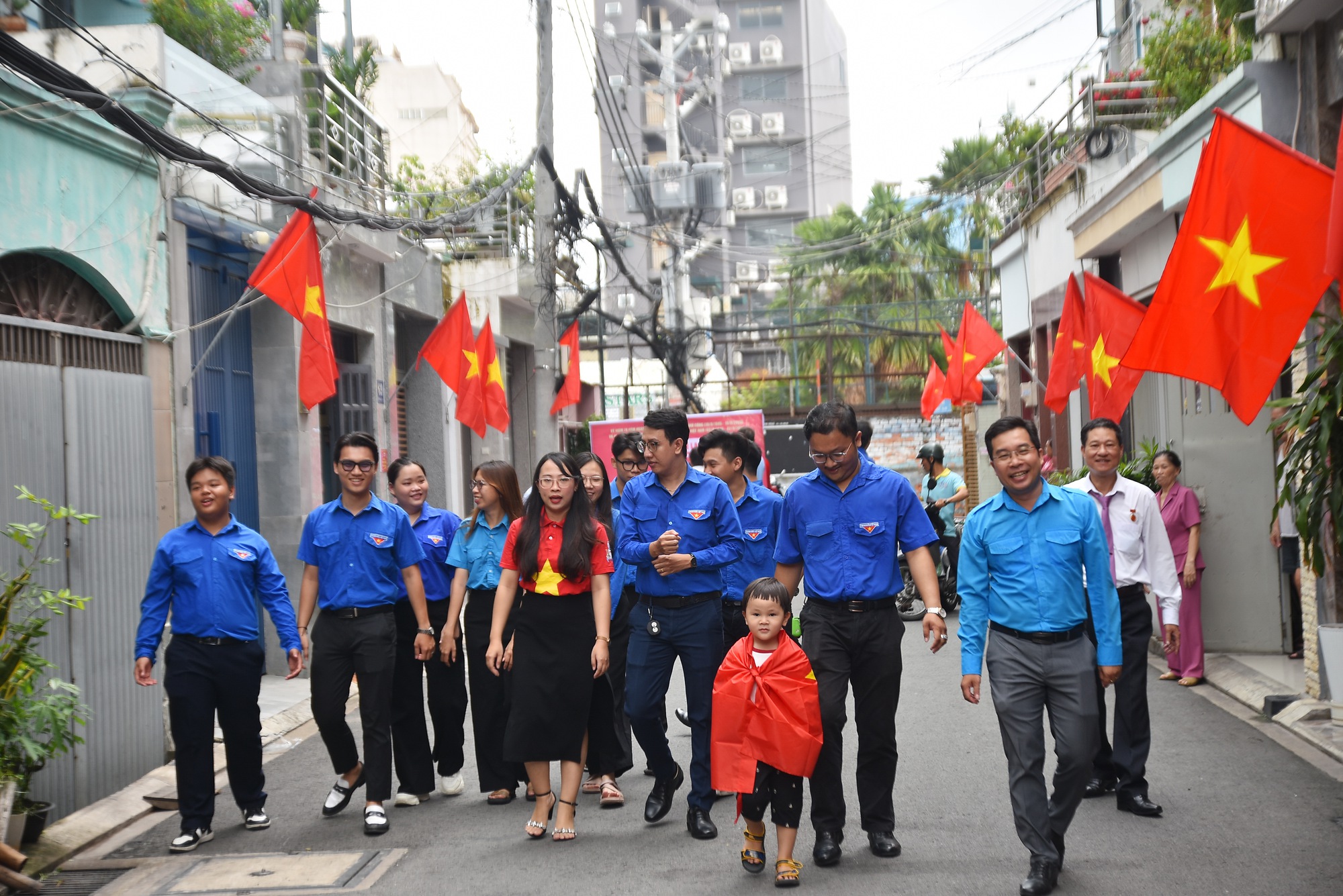 Rực rỡ màu cờ Tổ quốc mừng ngày Quốc khánh - Ảnh 1.