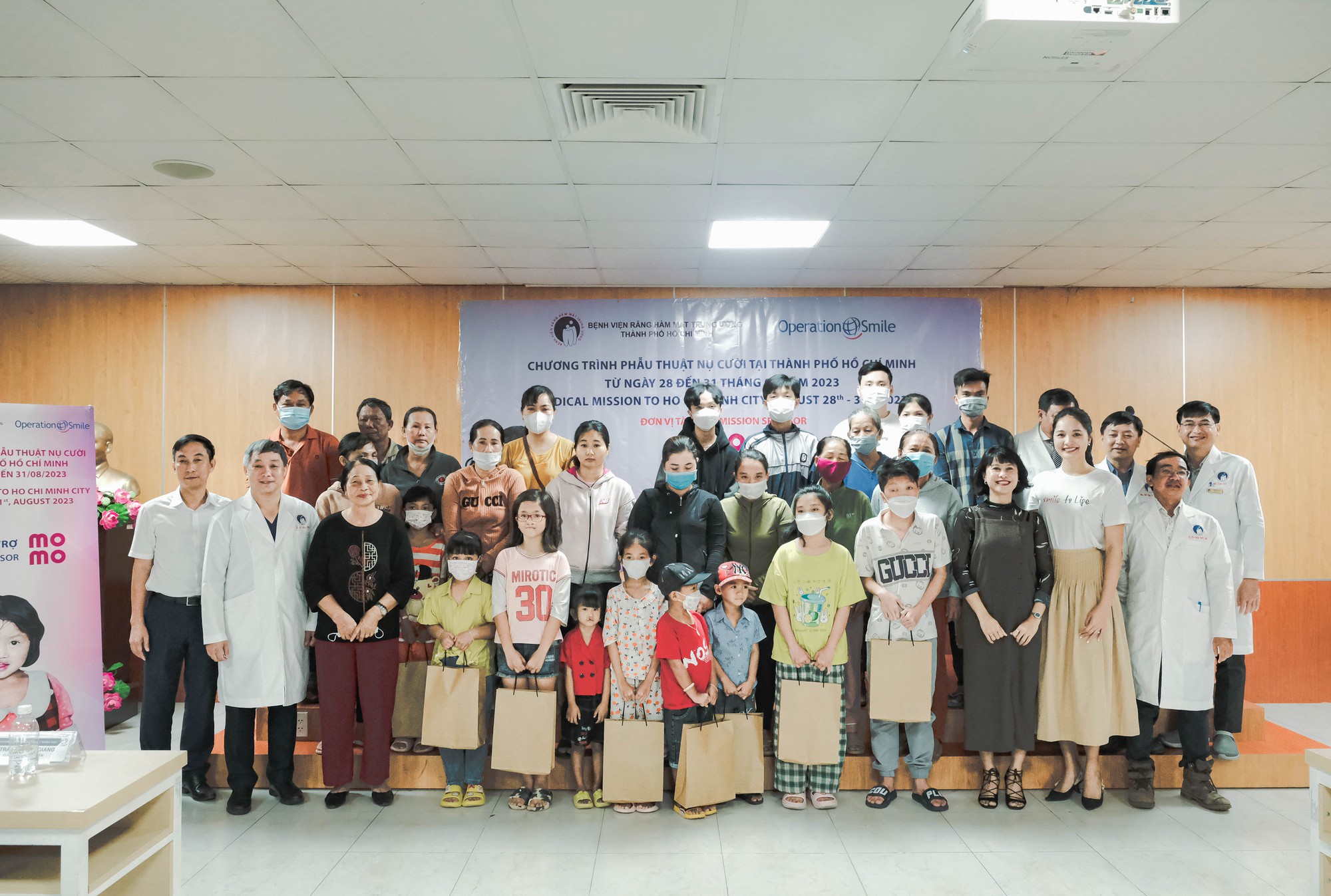 MoMo mengiringi Operation Smile untuk membantu kanak-kanak mendapatkan semula senyuman penuh mereka - Foto 1. MoMo đồng hành Operation Smile giúp em nhỏ tìm lại nụ cười trọn vẹn - Ảnh 1.