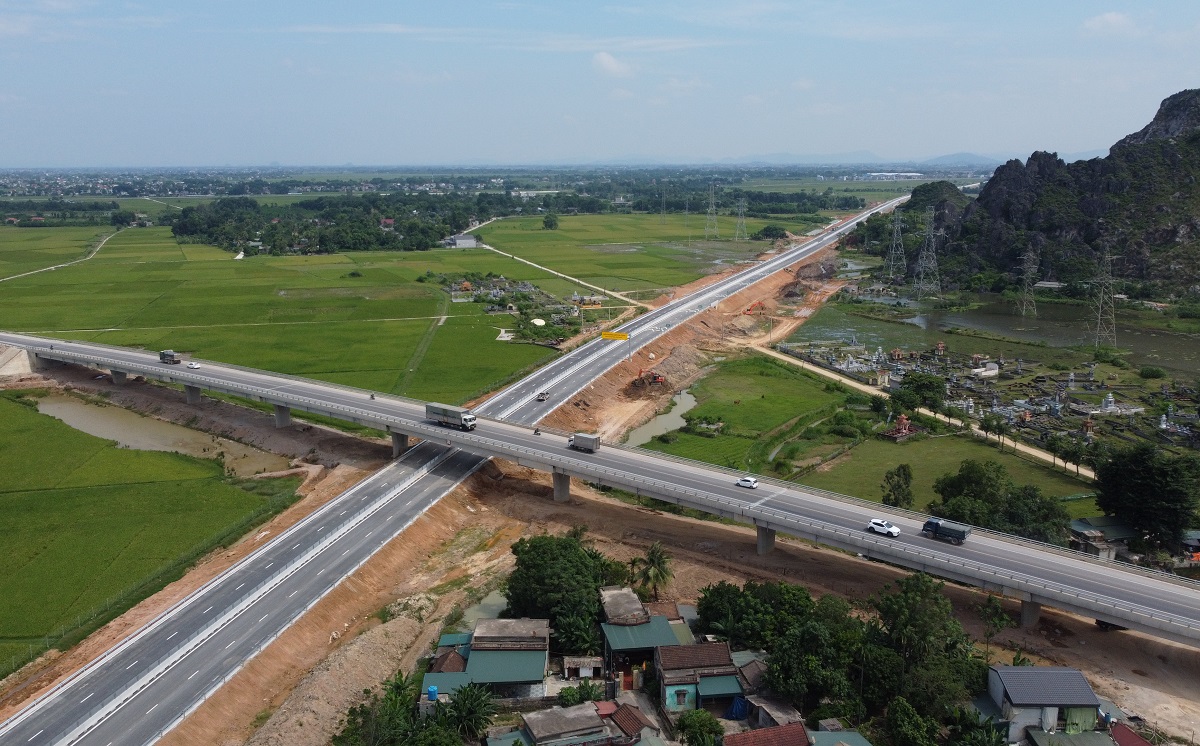 Cận cảnh tuyến cao tốc cuối cùng qua Thanh Hóa trước giờ G thông xe ngày 1-9 - Ảnh 11.