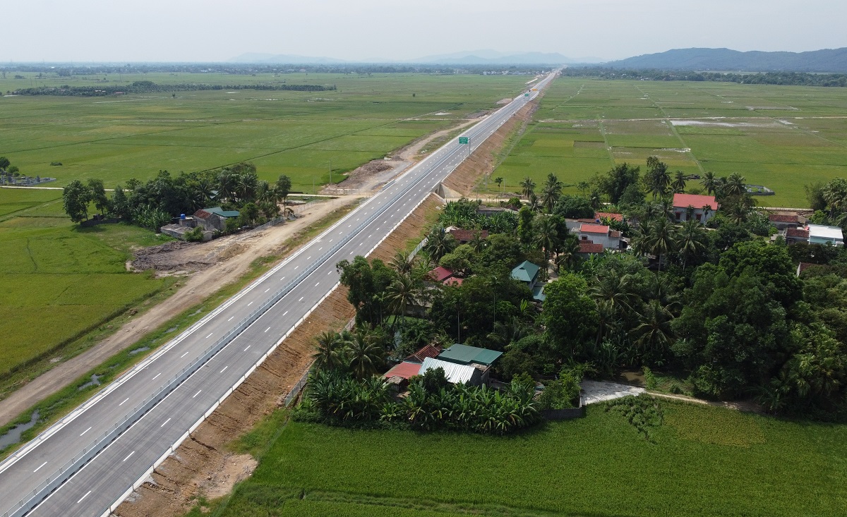 Cận cảnh tuyến cao tốc cuối cùng qua Thanh Hóa trước giờ G thông xe ngày 1-9 - Ảnh 13.