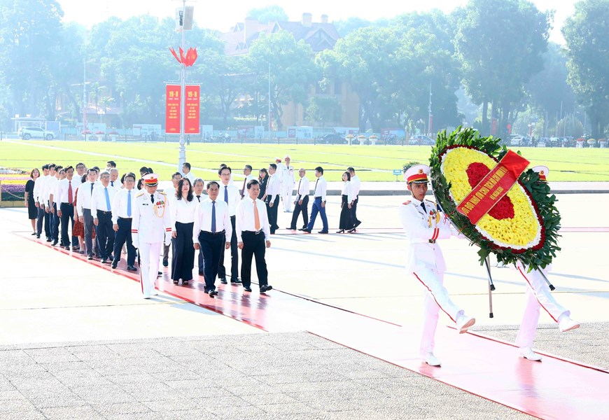 Quốc khánh 2-9: Lãnh đạo Đảng, Nhà nước vào Lăng viếng Chủ tịch Hồ Chí Minh - Ảnh 8.