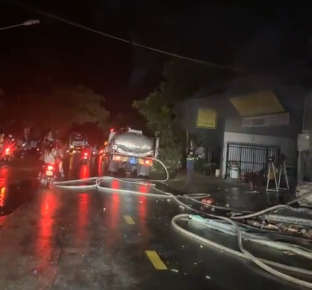 Cháy tiệm sửa xe, 2 người tử vong, 2 người nguy kịch - Ảnh 1. Cháy tiệm sửa xe, 2 người tử vong, 2 người nguy kịch - Ảnh 1.