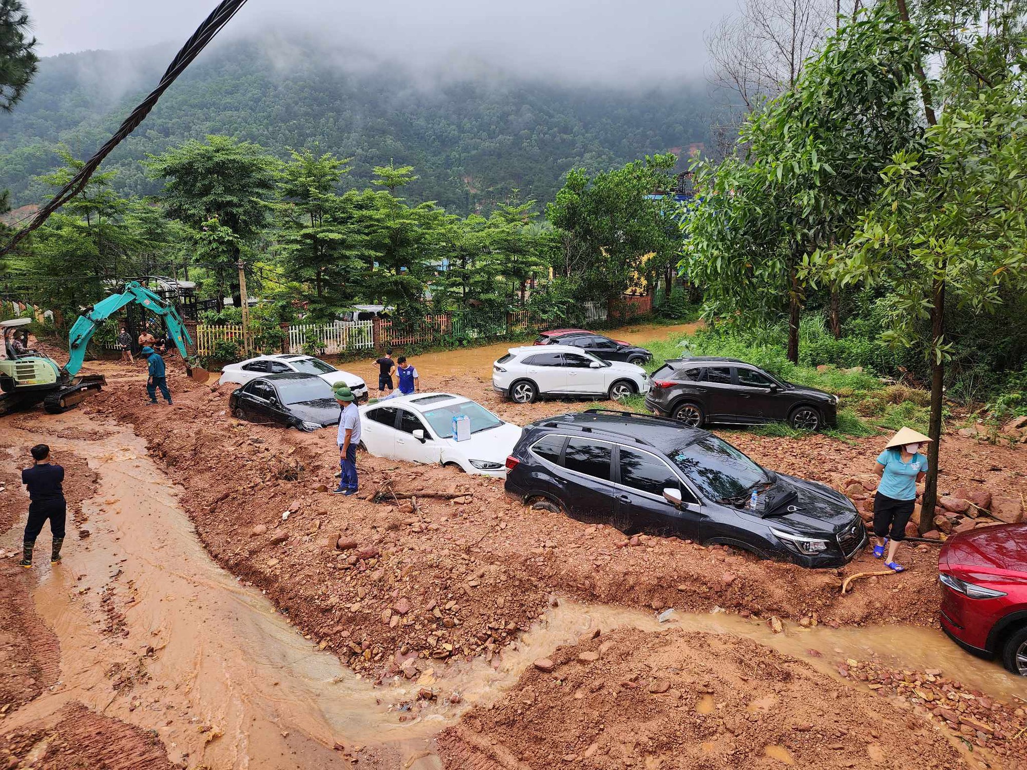 Hiện trường vụ đất đá đồi vùi lấp hàng loạt ôtô ở nơi có nhiều vi phạm trật tự xây dựng - Ảnh 7.