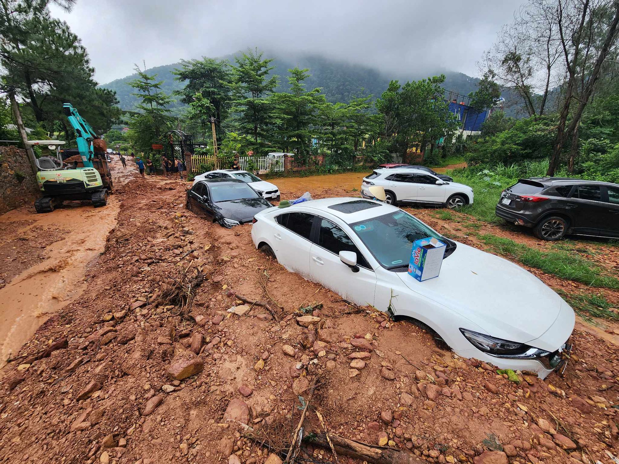 Hiện trường vụ đất đá đồi vùi lấp hàng loạt ôtô ở nơi có nhiều vi phạm trật tự xây dựng - Ảnh 6.