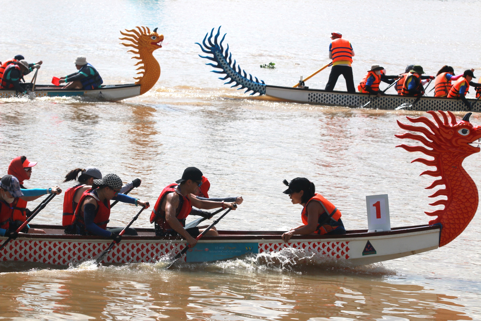 Đua thuyền truyền thống TP HCM năm 2023: Bình Thuận và Quảng Bình giành ngôi nhất - Ảnh 3.