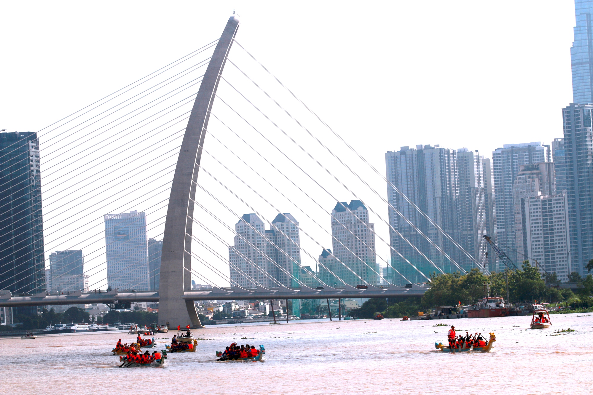Đua thuyền truyền thống TP HCM năm 2023: Bình Thuận và Quảng Bình giành ngôi nhất - Ảnh 1.