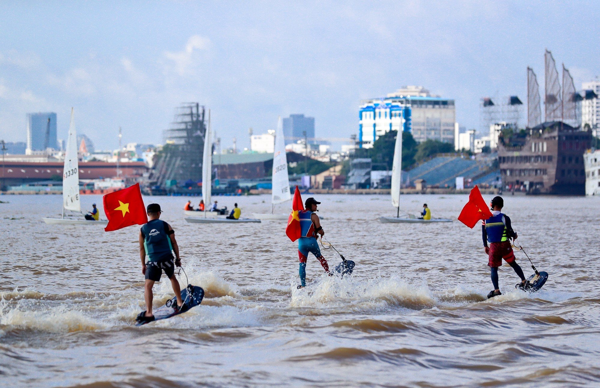 Đua thuyền truyền thống TP HCM năm 2023: Bình Thuận và Quảng Bình giành ngôi nhất - Ảnh 9.