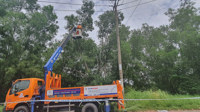 EVNHCMC bảo đảm an toàn điện mùa mưa bão - Ảnh 1.