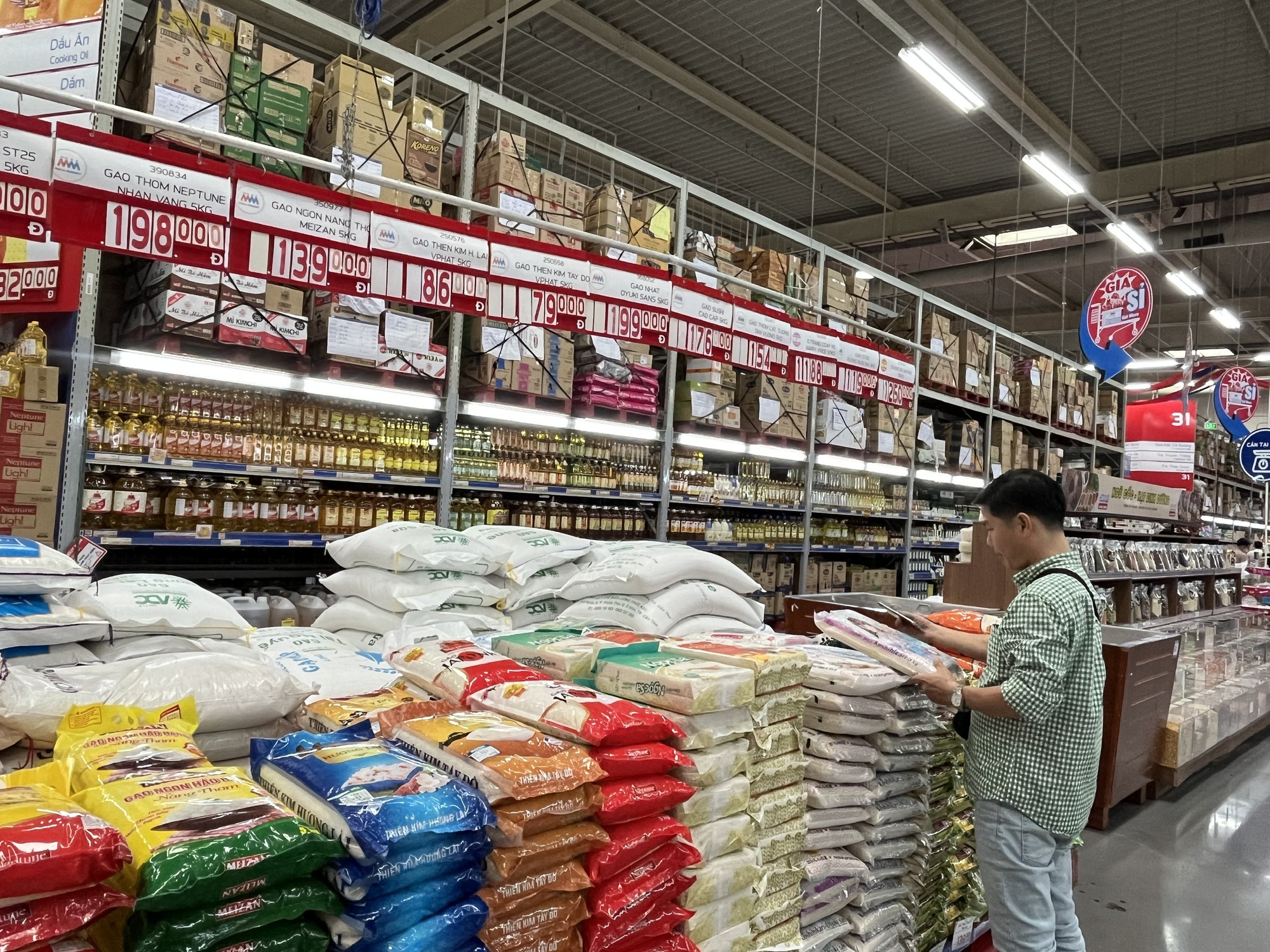 Giá gạo diễn biến phức tạp, Sở Công Thương TP HCM triển khai nhiều giải pháp bình ổn - Ảnh 1.