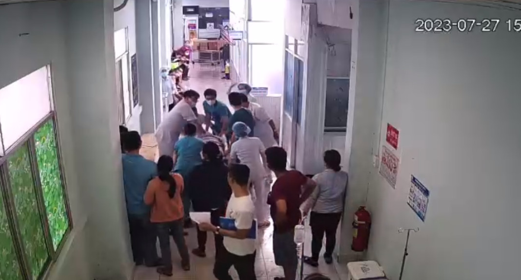 Cứu sống người đàn ông đỗ gục ngay chỗ chờ khám - Ảnh 1. Cứu sống người đàn ông đỗ gục ngay chỗ chờ khám - Ảnh 1.