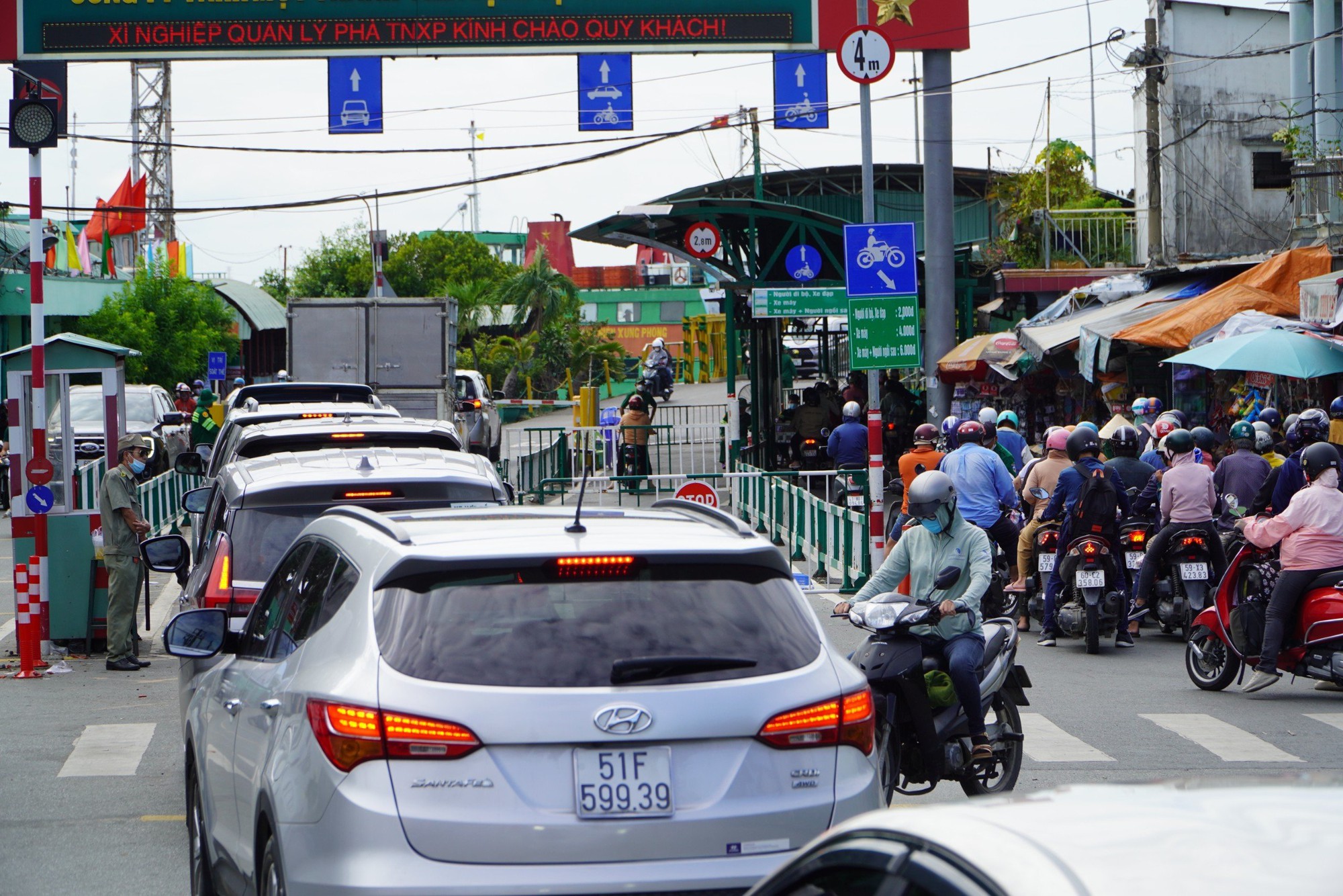 Ngày đầu nghỉ lễ: Bến xe, bến phà đông nghẹt khách - Ảnh 5. Ngày đầu nghỉ lễ: Bến xe, bến phà đông nghẹt khách - Ảnh 5.