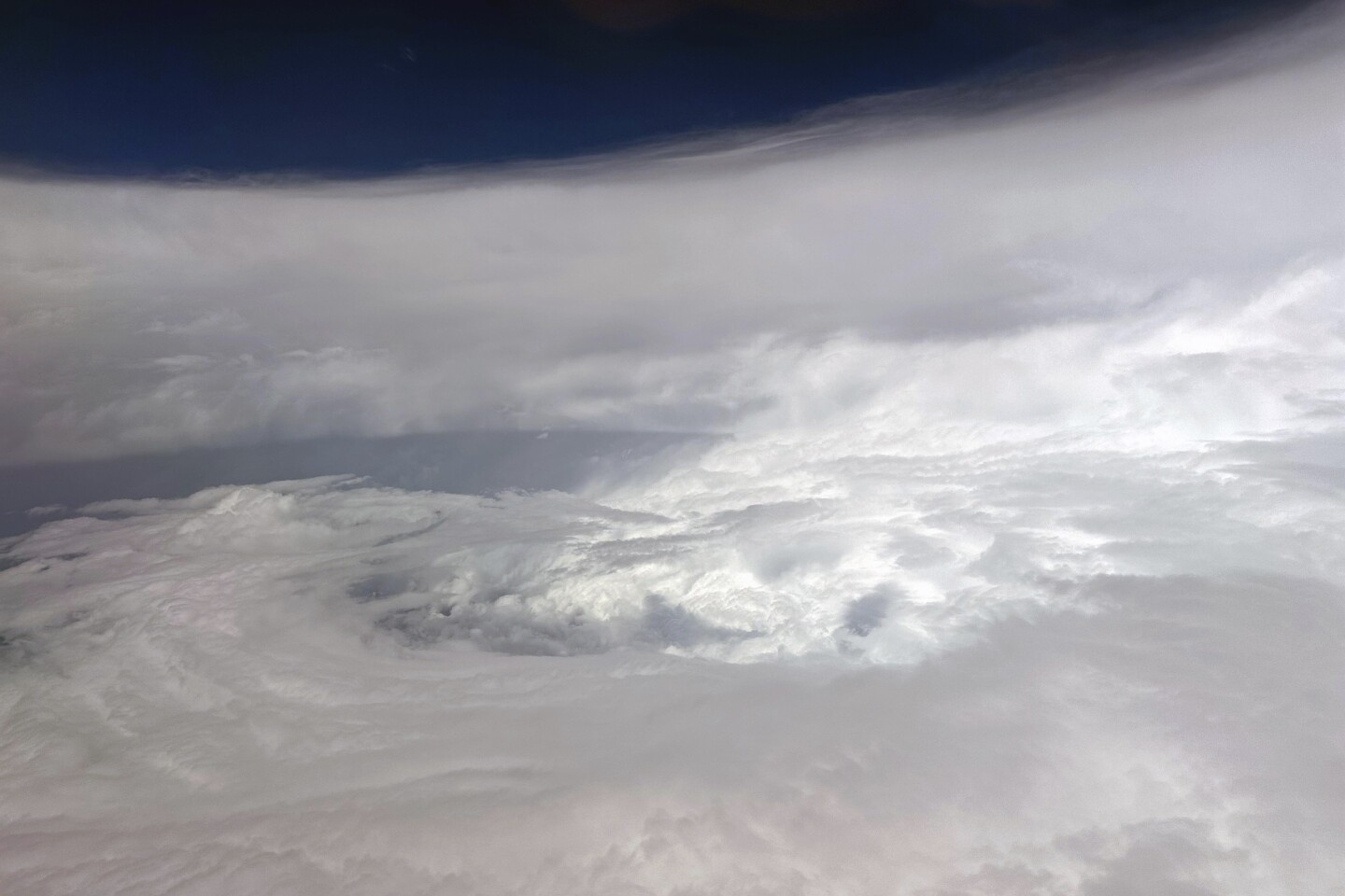 The huge storm cloud of Super Typhoon Saola is moving towards Hong Kong-China - Photo 2.