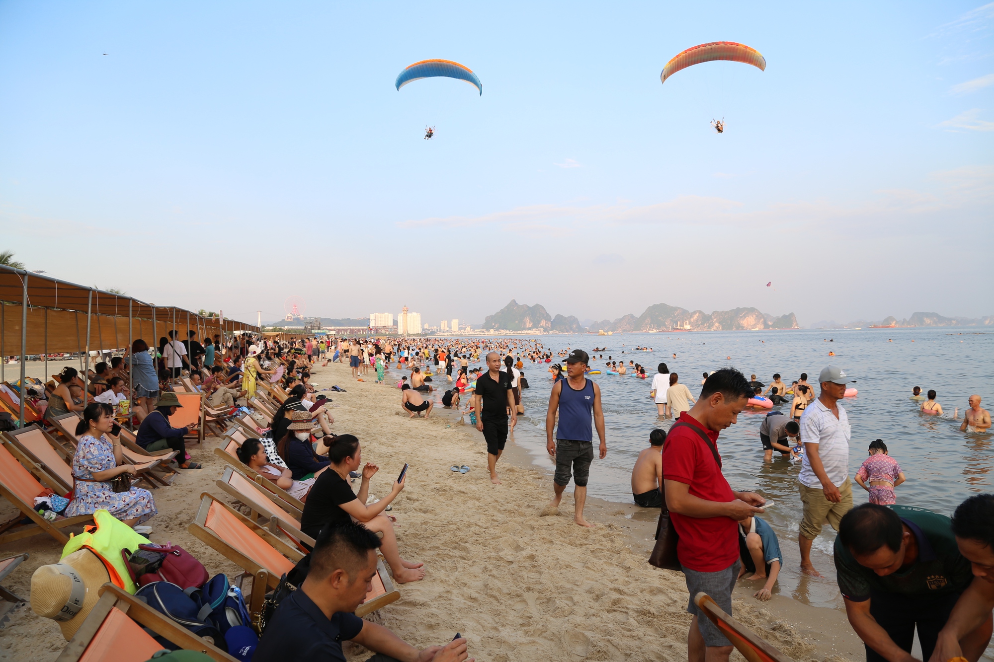 Ngày đầu nghỉ lễ, bãi biển Hạ Long chật kín người - Ảnh 7. Ngày đầu nghỉ lễ, bãi biển Hạ Long chật kín người - Ảnh 7.