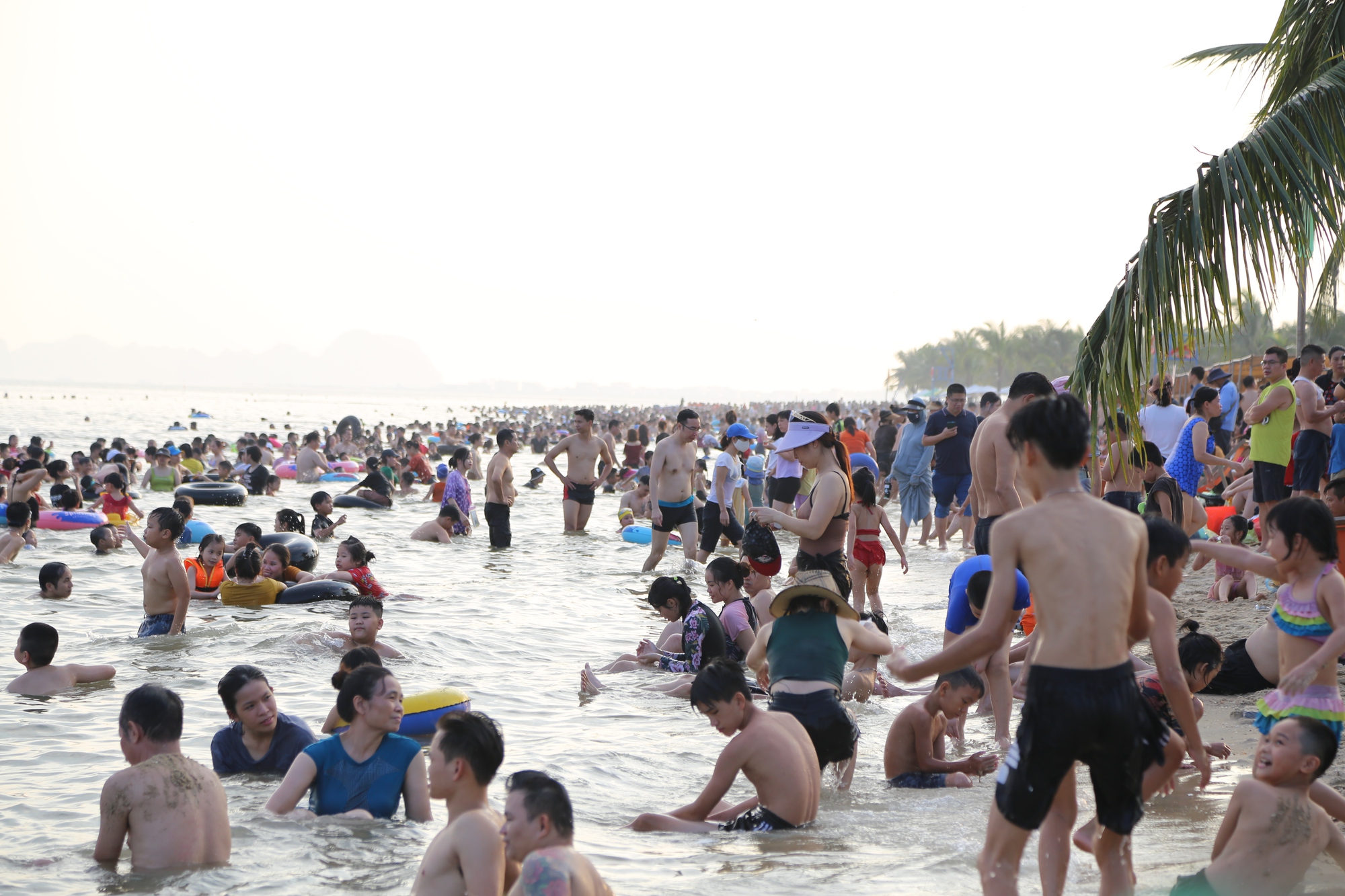 Ngày đầu nghỉ lễ, bãi biển Hạ Long chật kín người - Ảnh 2. Ngày đầu nghỉ lễ, bãi biển Hạ Long chật kín người - Ảnh 2.