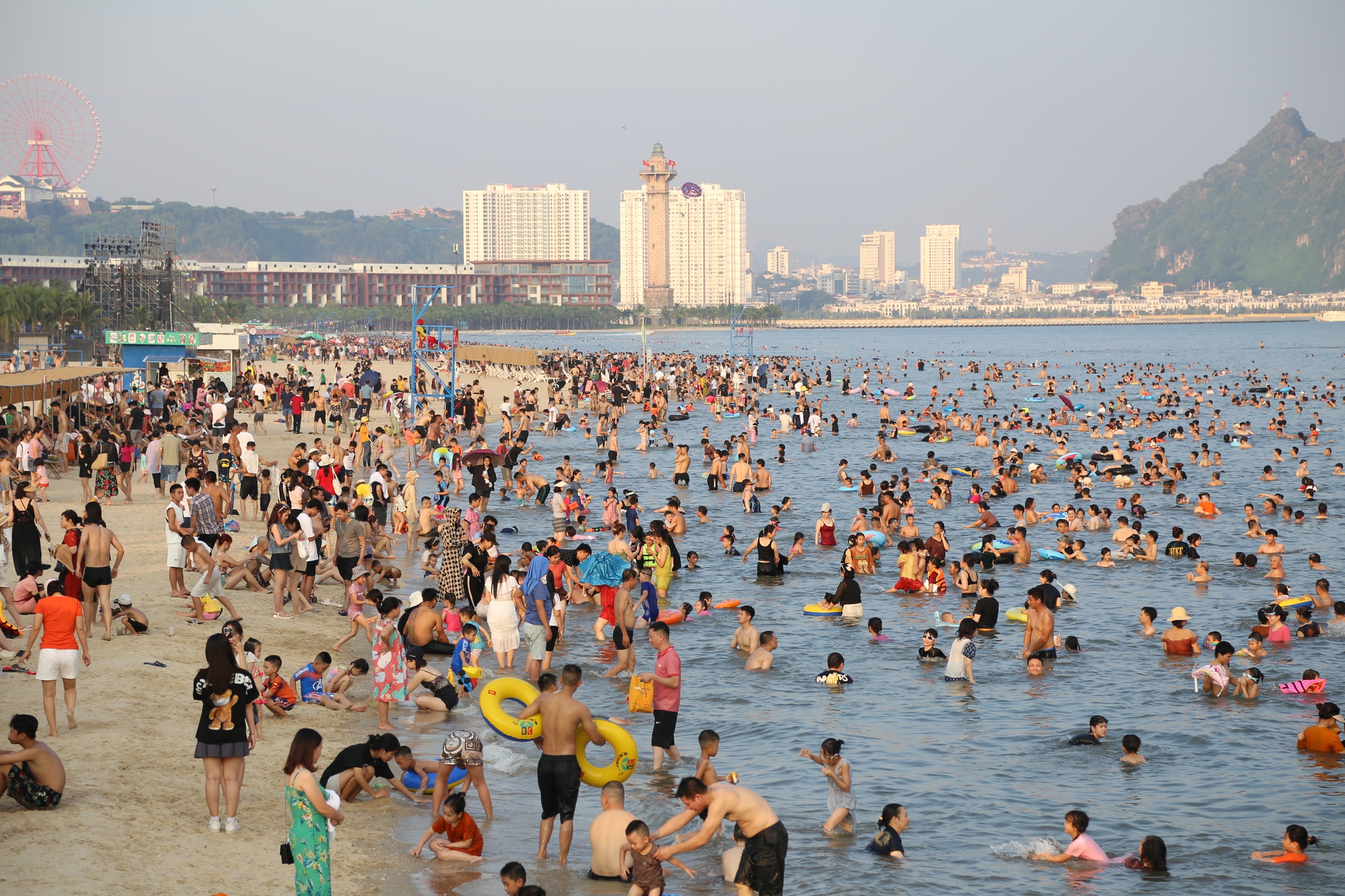 Ngày đầu nghỉ lễ, bãi biển Hạ Long chật kín người - Ảnh 1. Ngày đầu nghỉ lễ, bãi biển Hạ Long chật kín người - Ảnh 1.