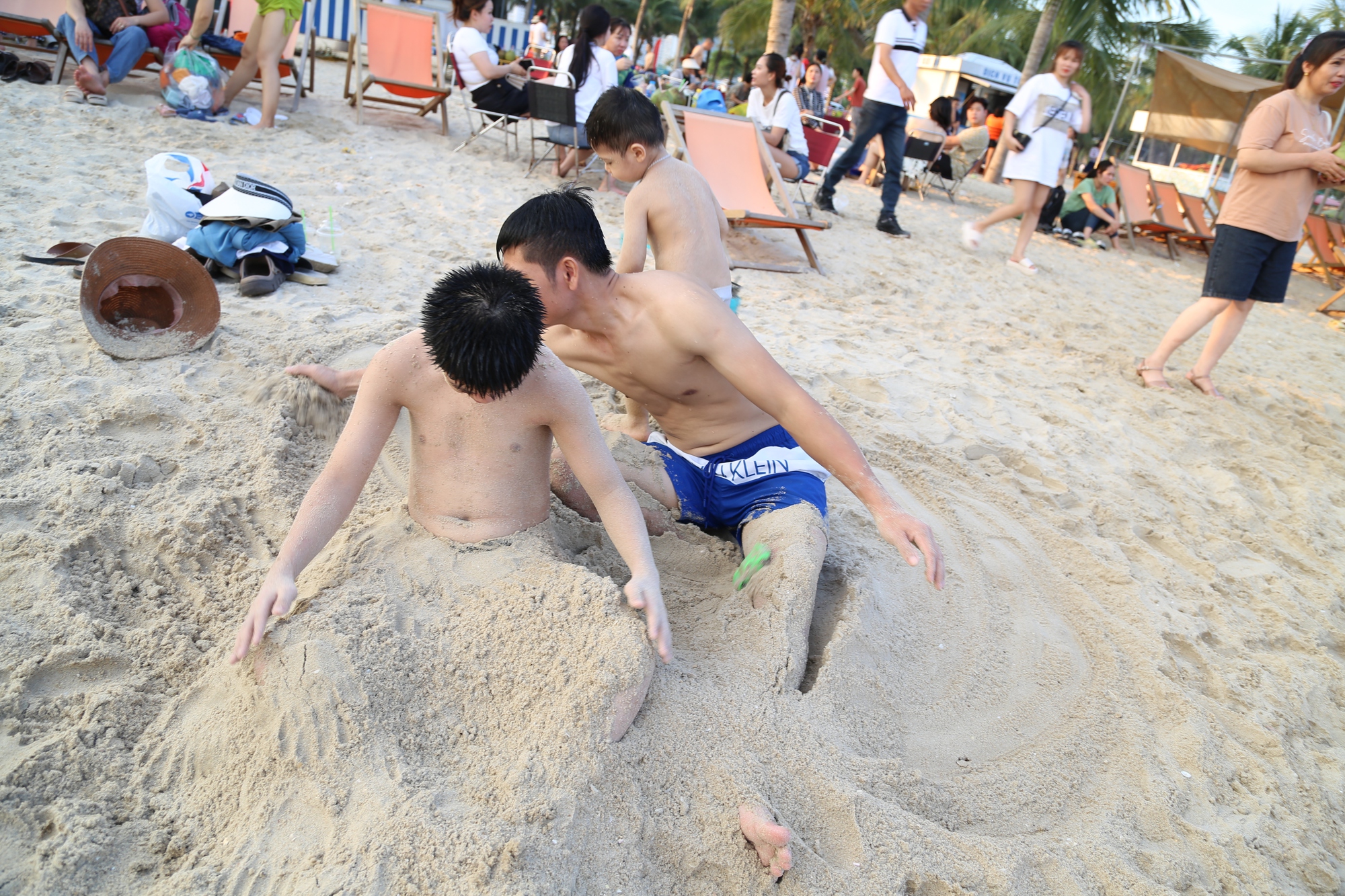 Ngày đầu nghỉ lễ, bãi biển Hạ Long chật kín người - Ảnh 5. Ngày đầu nghỉ lễ, bãi biển Hạ Long chật kín người - Ảnh 5.
