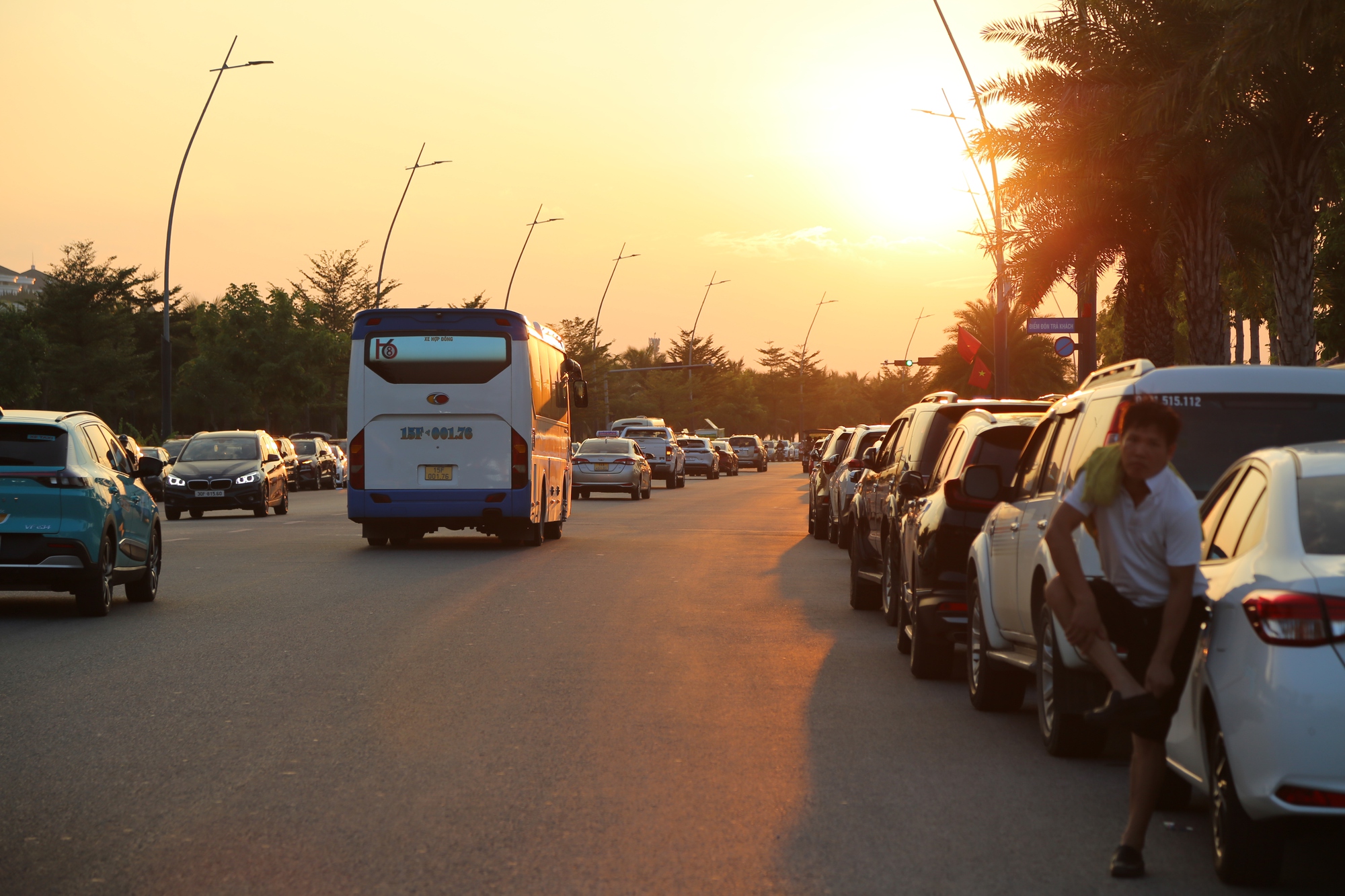 Ngày đầu nghỉ lễ, bãi biển Hạ Long chật kín người - Ảnh 9. Ngày đầu nghỉ lễ, bãi biển Hạ Long chật kín người - Ảnh 9.