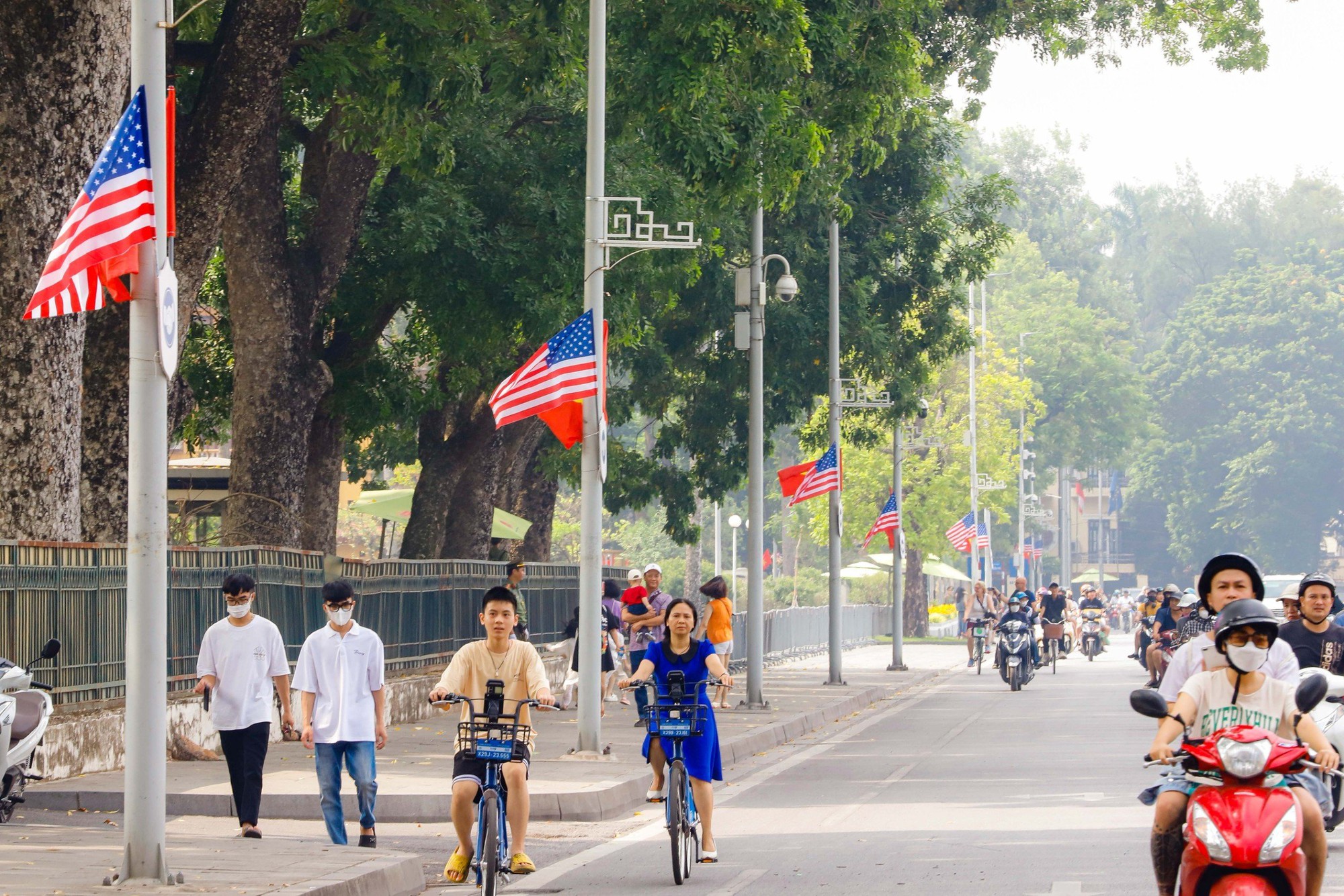 Đường phố Hà Nội trang hoàng đón Tổng thống Mỹ Joe Biden thăm Việt Nam - Ảnh 8.