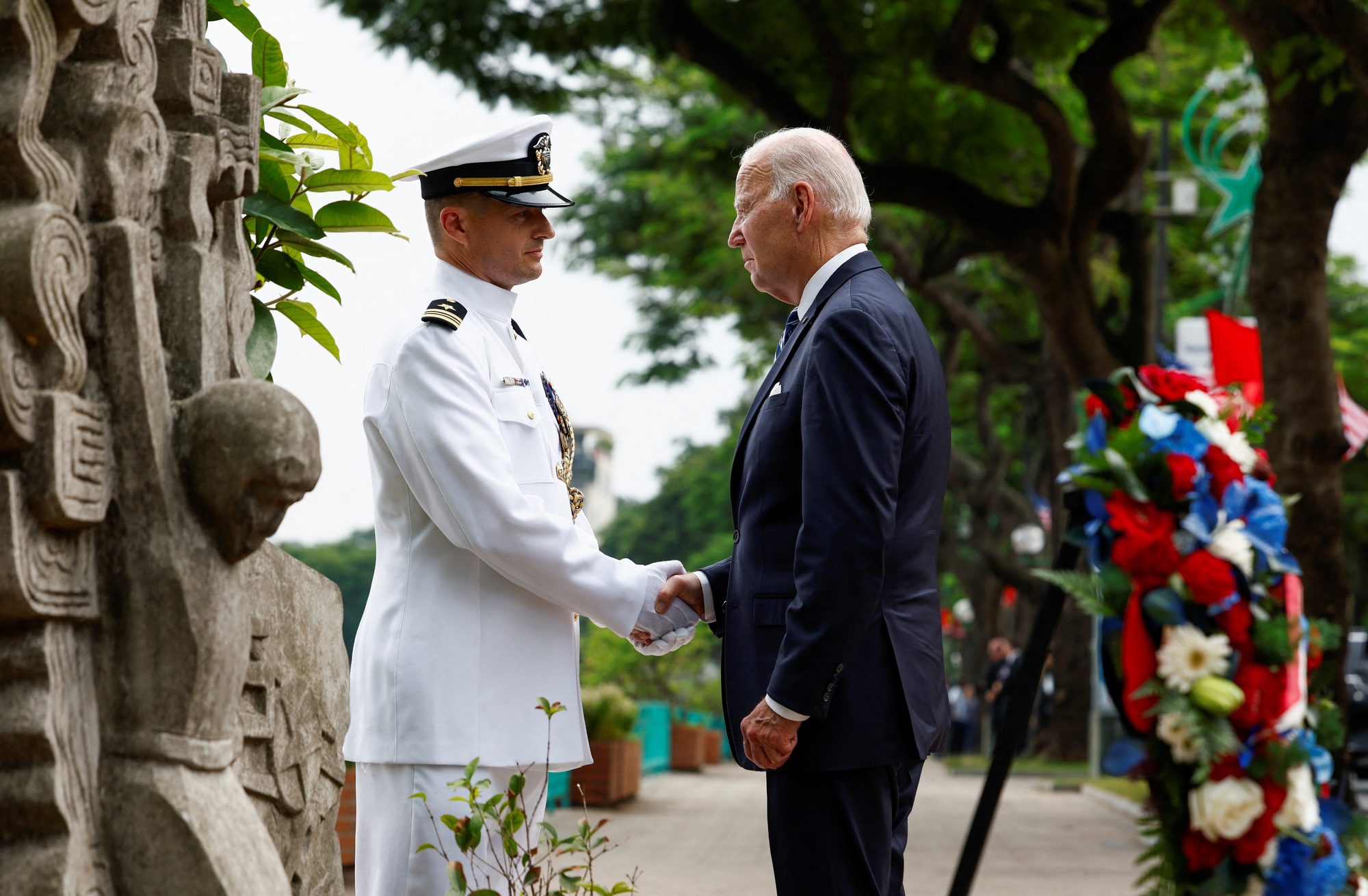 Tổng thống Joe Biden đặt hoa tại phù điêu cố Thượng nghị sĩ John McCain - Ảnh 7.