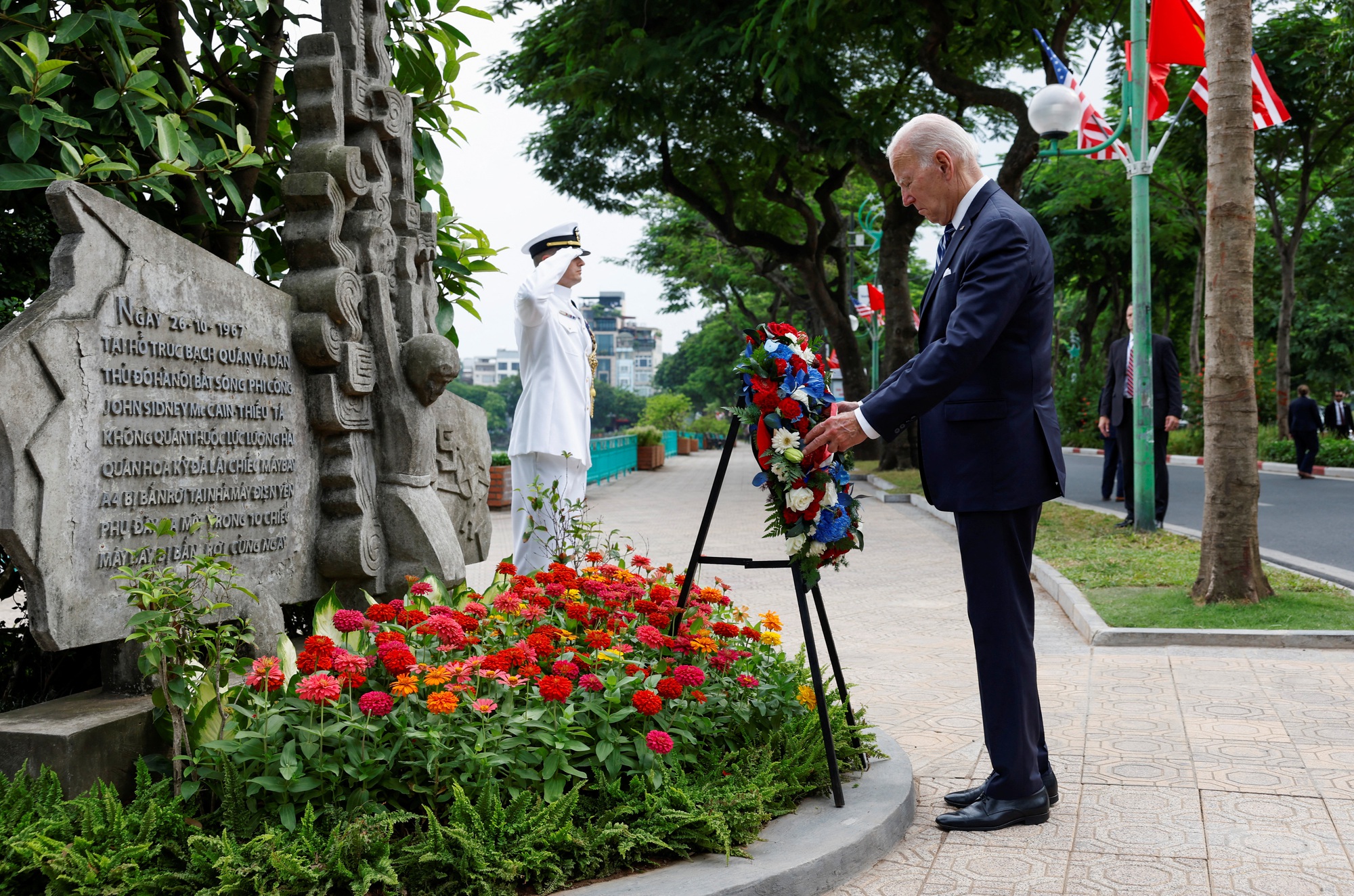 Tổng thống Joe Biden đặt hoa tại phù điêu cố Thượng nghị sĩ John McCain - Ảnh 8.
