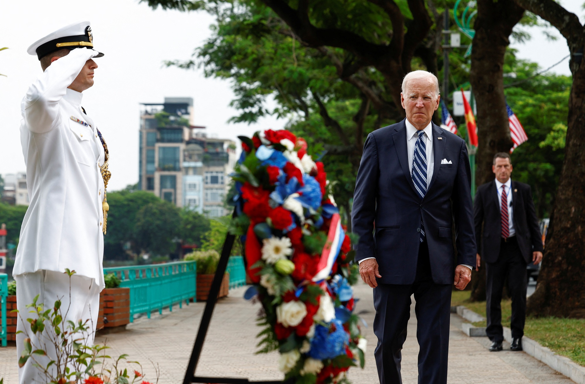 Tổng thống Joe Biden đặt hoa tại phù điêu cố Thượng nghị sĩ John McCain - Ảnh 6.