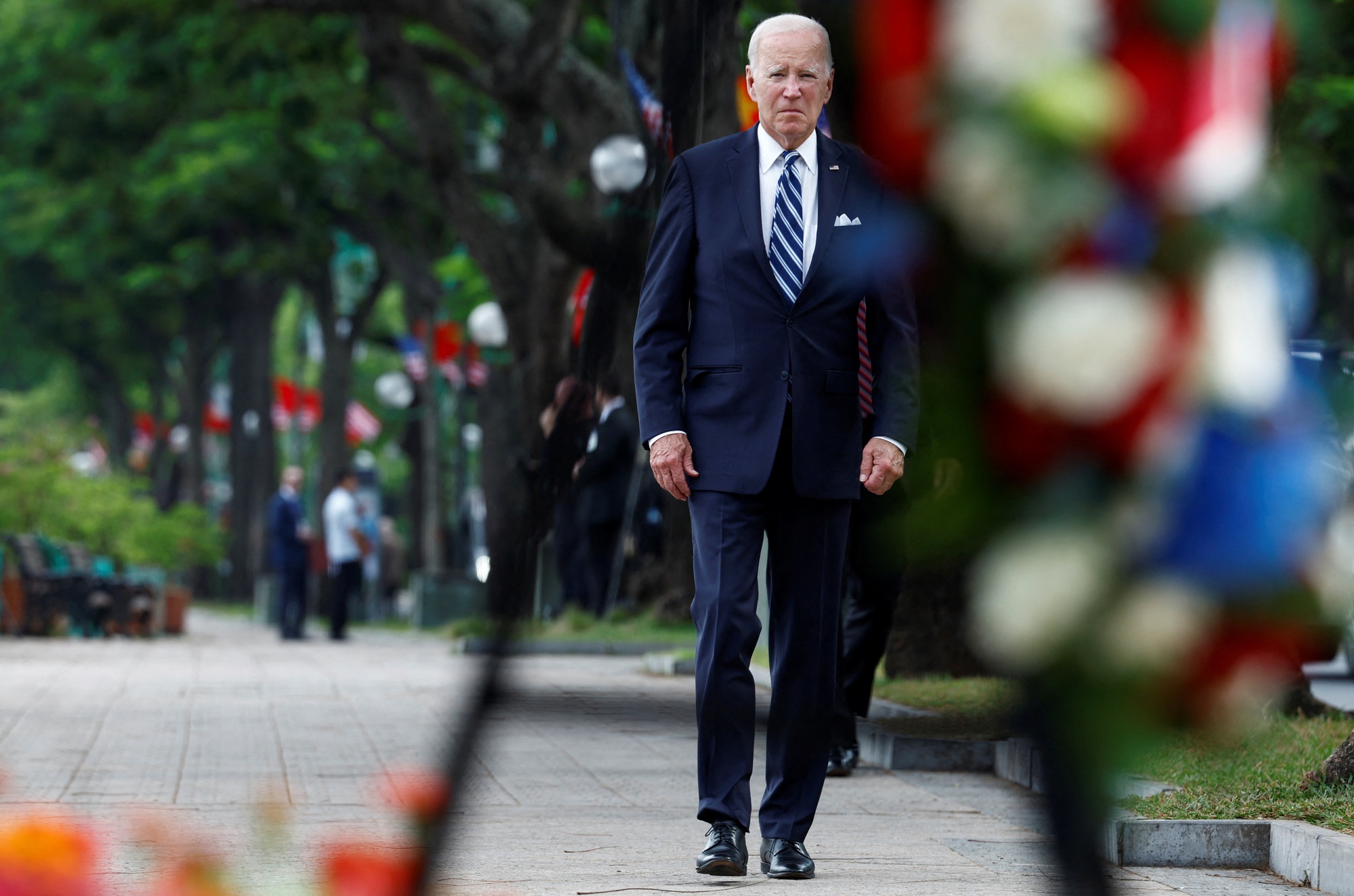 Tổng thống Joe Biden đặt hoa tại phù điêu cố Thượng nghị sĩ John McCain - Ảnh 5.