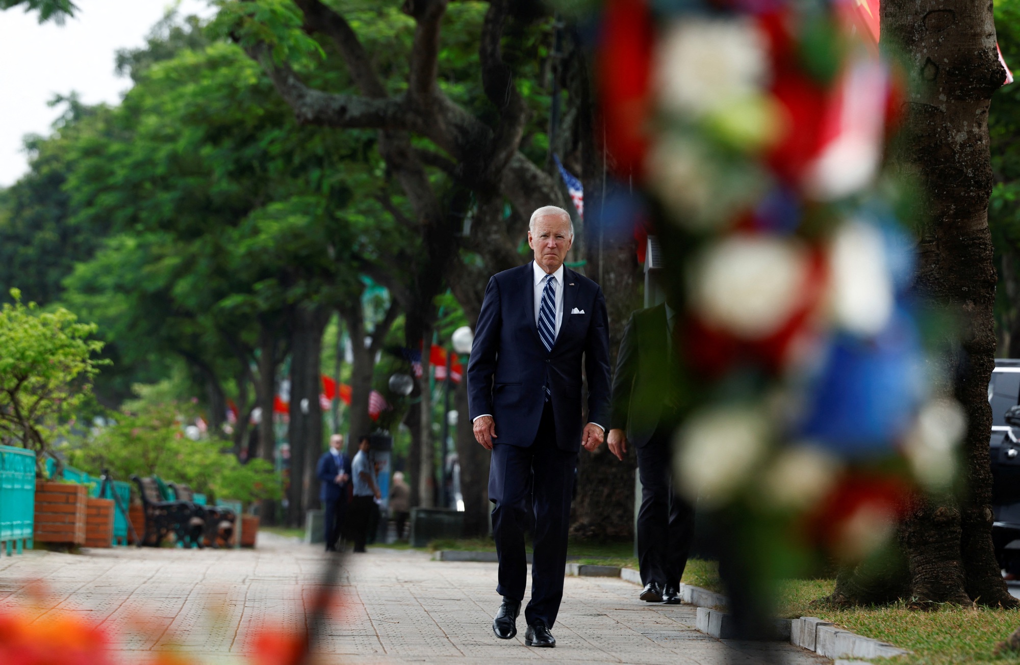 Tổng thống Joe Biden đặt hoa tại phù điêu cố Thượng nghị sĩ John McCain - Ảnh 4.