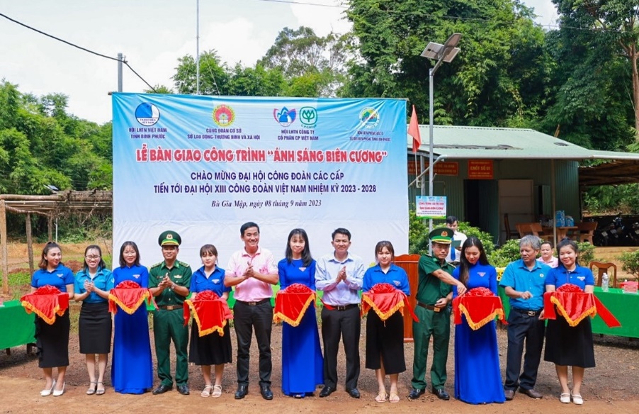 C.P. Việt Nam bàn giao công trình “Ánh sáng biên cương” năm 2023 cho Đồn Biên phòng Đăk Ơ - Ảnh 1.