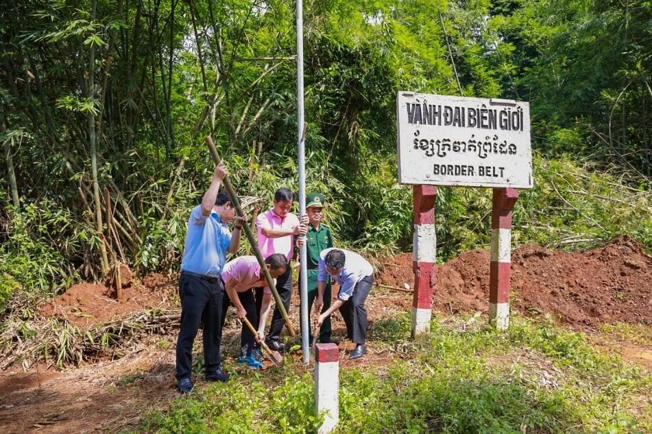 C.P. Việt Nam bàn giao công trình “Ánh sáng biên cương” năm 2023 cho Đồn Biên phòng Đăk Ơ - Ảnh 2.