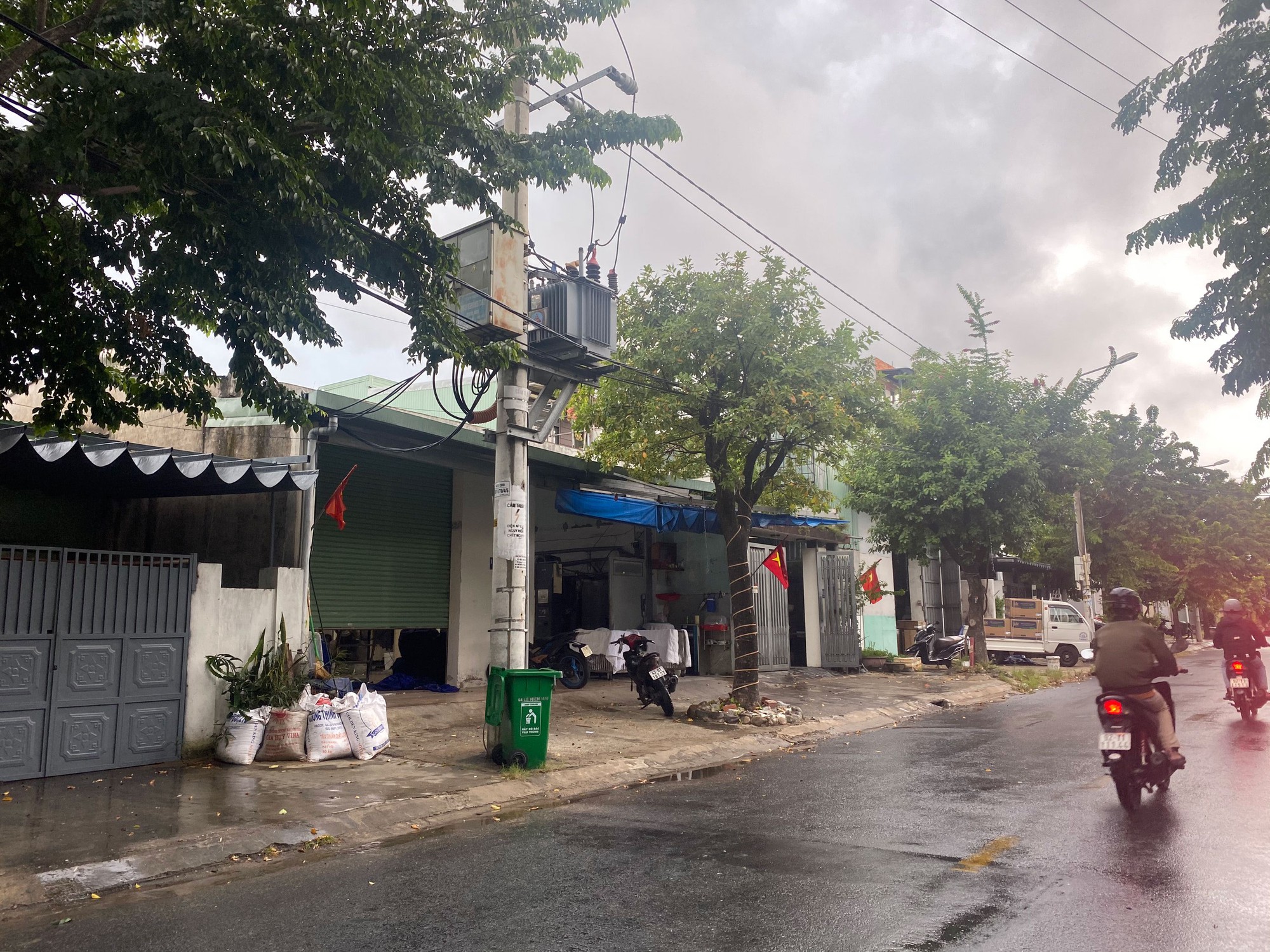 Nhà xưởng xen lẫn khu dân cư trong Khu đô thị Phước Lý theo phản ánh của báo Người Lao Động