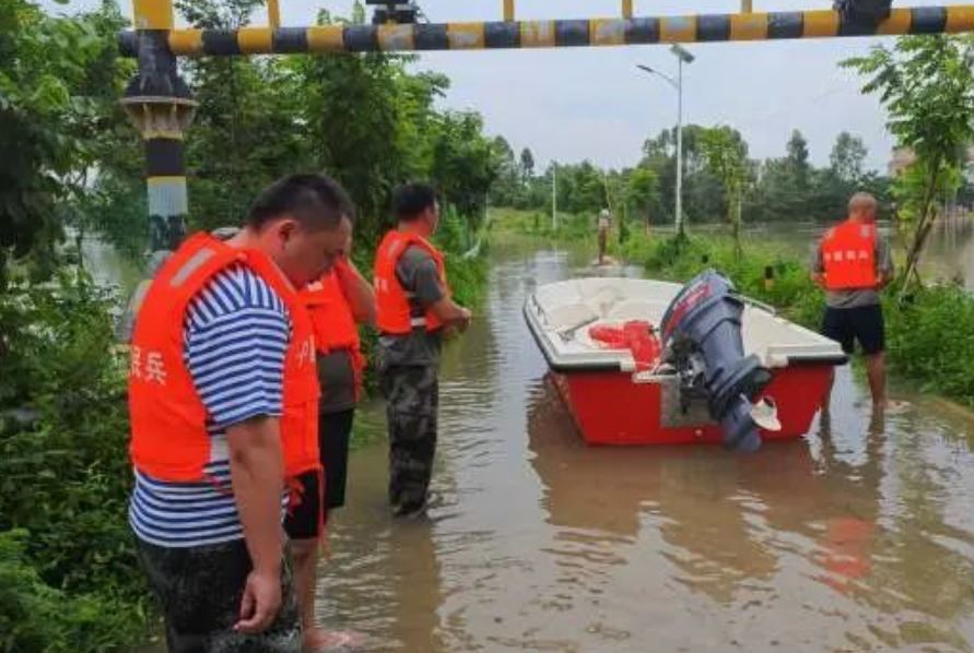 Crocodiles fleeing en masse after floods in China - Photo 2.