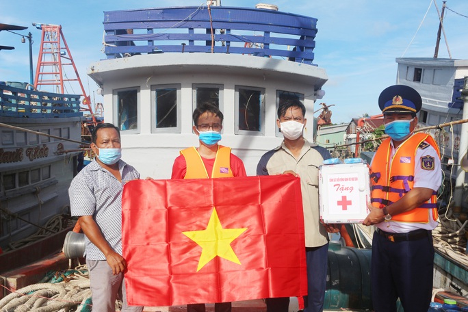 Trao cờ Tổ quốc trong chương trình “Cảnh sát biển đồng hành với ngư dân”