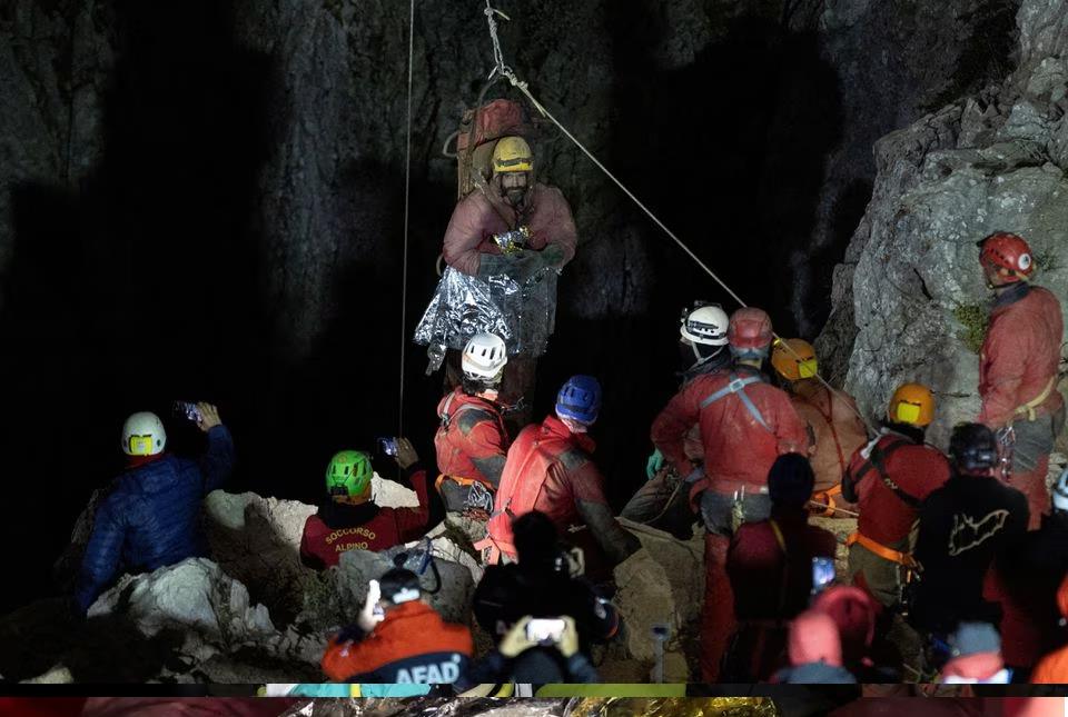 Searcher trapped 1,000 meters below successfully rescued - Photo 1.