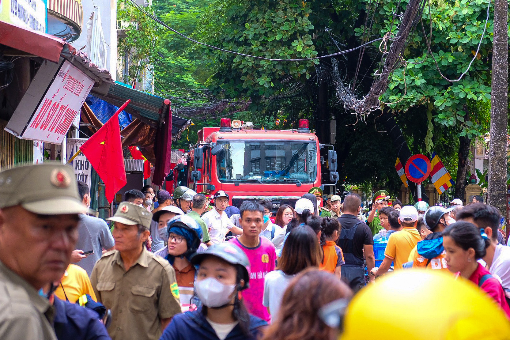 Bí thư Hà Nội, Phó Thủ tướng đến hiện trường chỉ đạo khắc phục hậu quả vụ cháy chung cư mini - Ảnh 6.