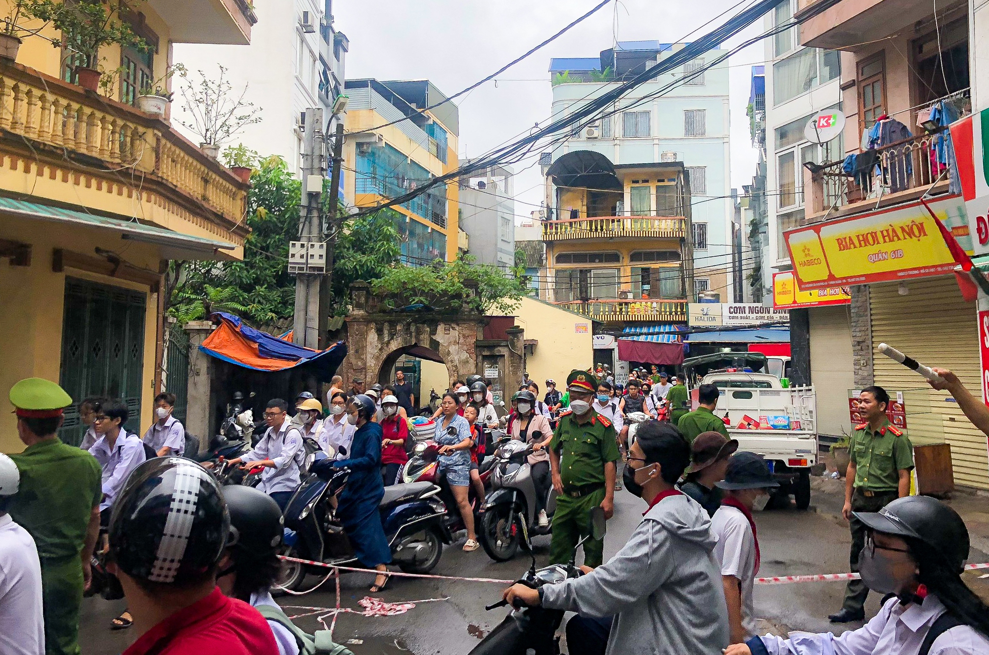 Bí thư Hà Nội, Phó Thủ tướng đến hiện trường chỉ đạo khắc phục hậu quả vụ cháy chung cư mini - Ảnh 1.