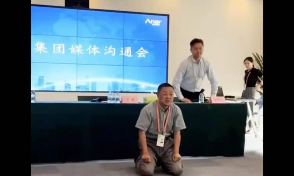 The chairman of a Chinese real estate group took a knee to ensure he would not pay his debts - Photo 1.