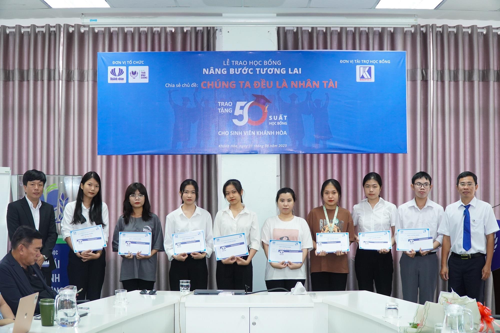 Khatoco đồng hành cùng học sinh, sinh viên đầu năm học mới - Ảnh 1.