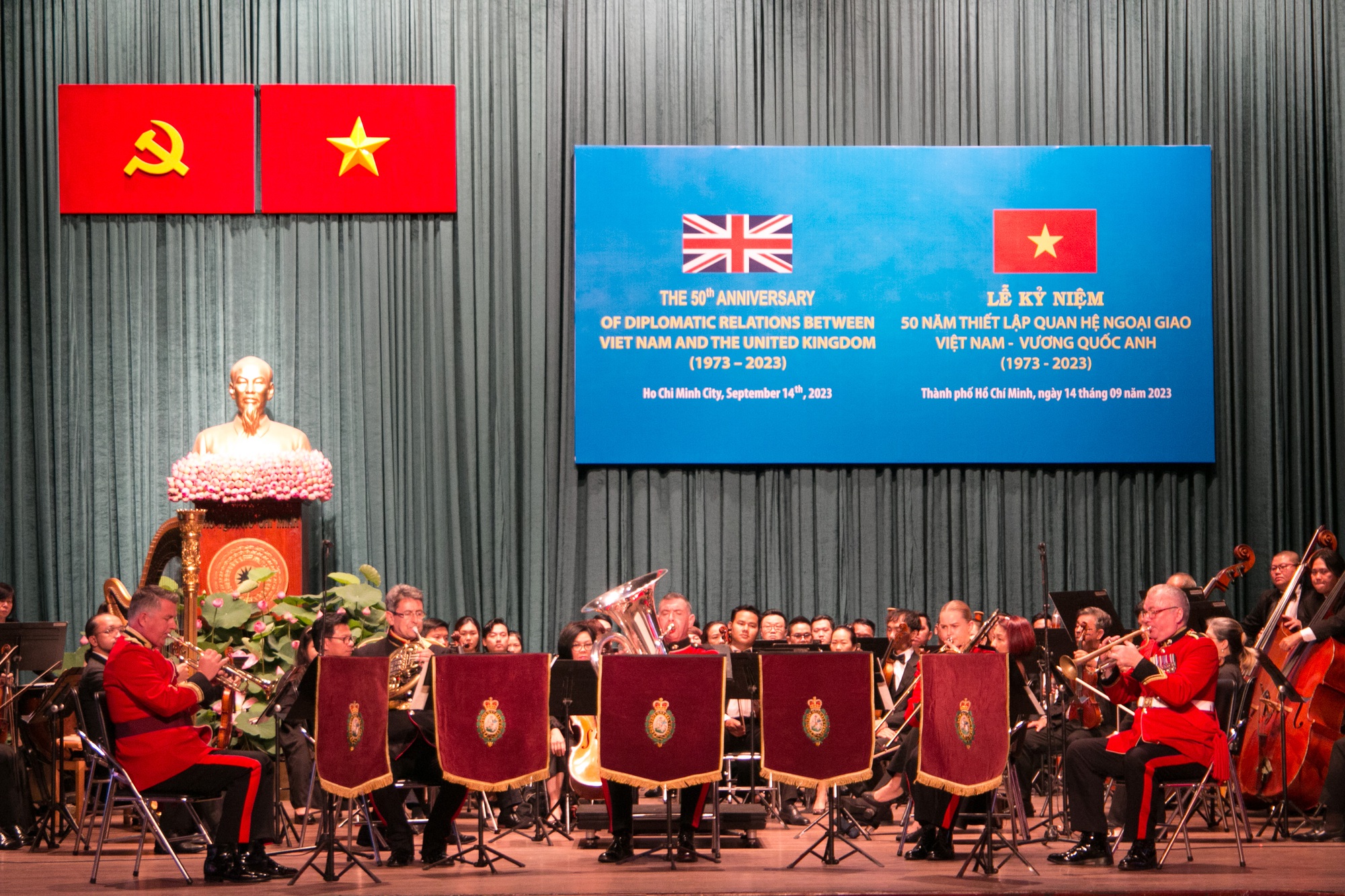 Ho Chi Minh City celebrates the 50th anniversary of the establishment of diplomatic relations between Vietnam and the UK - Photo 7.