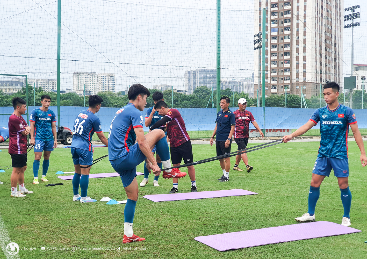 Thiếu quân xanh, tuyển Olympic Việt Nam phải chia đôi đội hình đấu tập - Ảnh 1.