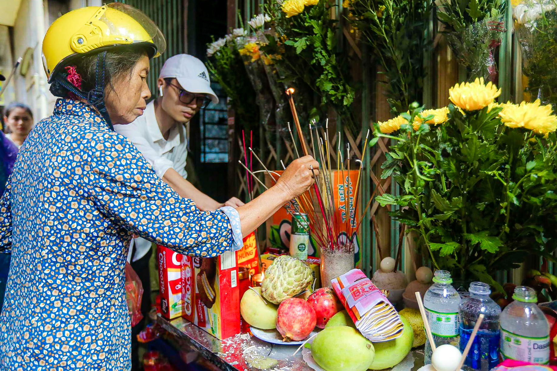 Người dân đội mưa tới thắp hương tưởng niệm các nạn nhân vụ cháy chung cư mini - Ảnh 8.