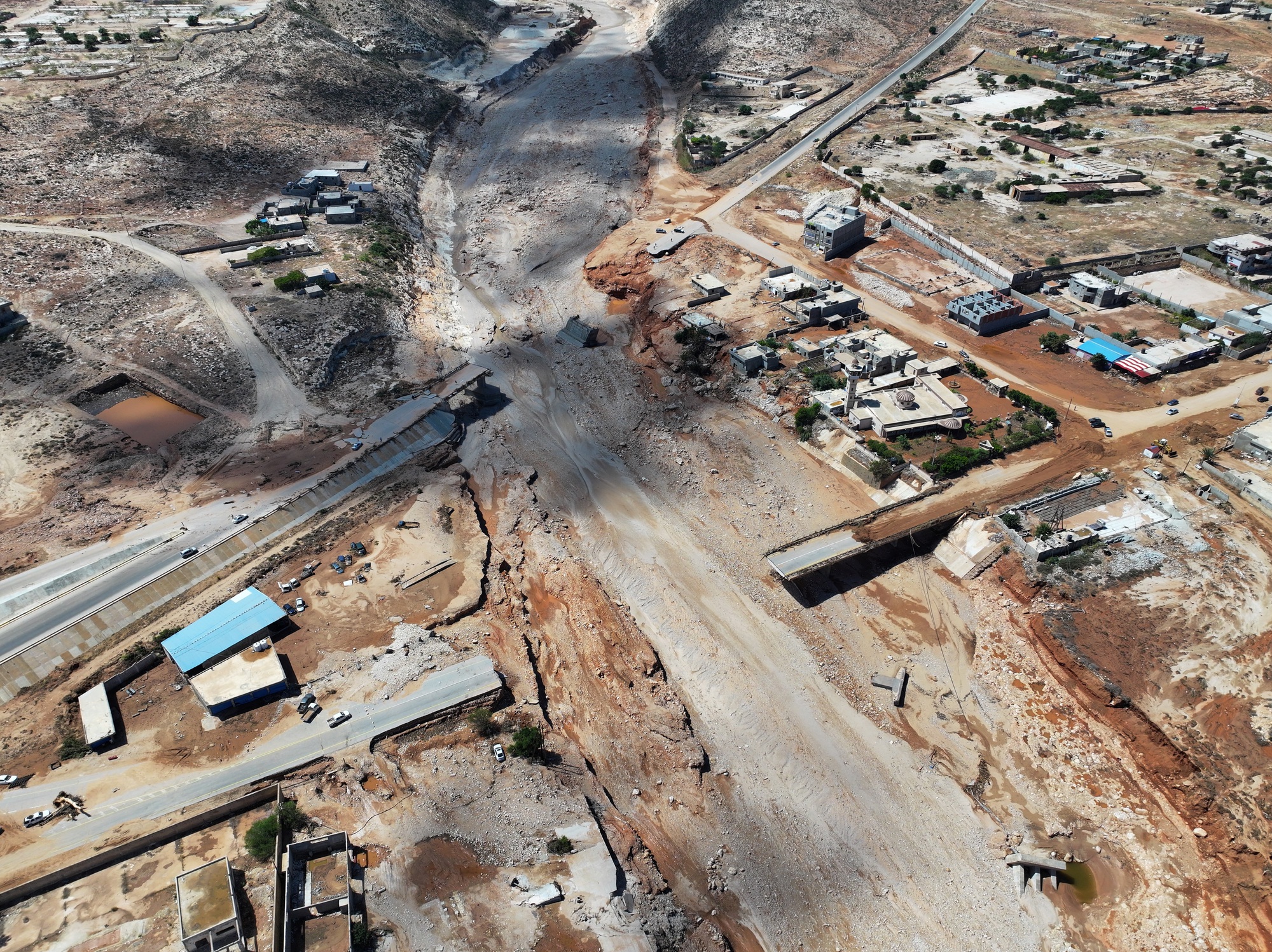 Shocked by the story of a tsunami as high as a 6-storey building in Libya - Photo 2. Shocked by the story of a tsunami as high as a 6-storey building in Libya - Photo 2.