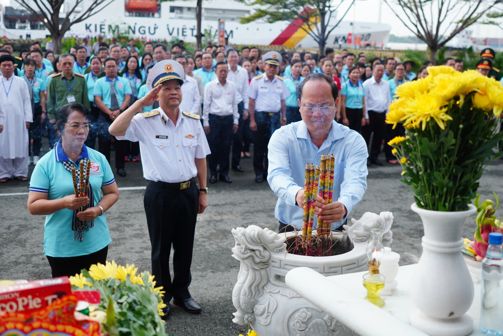 185 đại biểu TP HCM thăm cán bộ, chiến sĩ và nhân dân vùng biển Tây Nam - Ảnh 1.