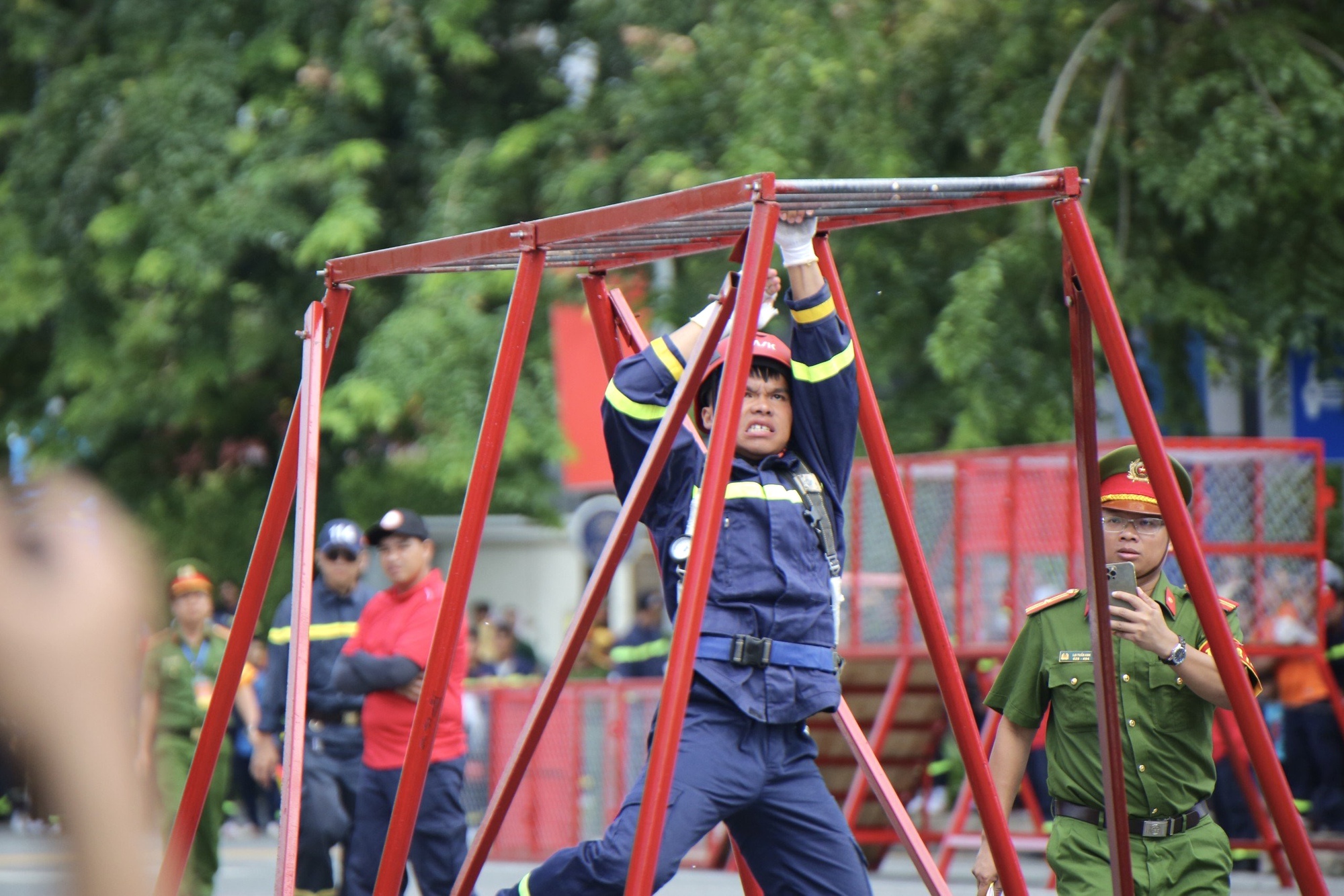 Gay cấn hình ảnh vòng chung kết cuộc thi cứu nạn, cứu hộ - Ảnh 1.